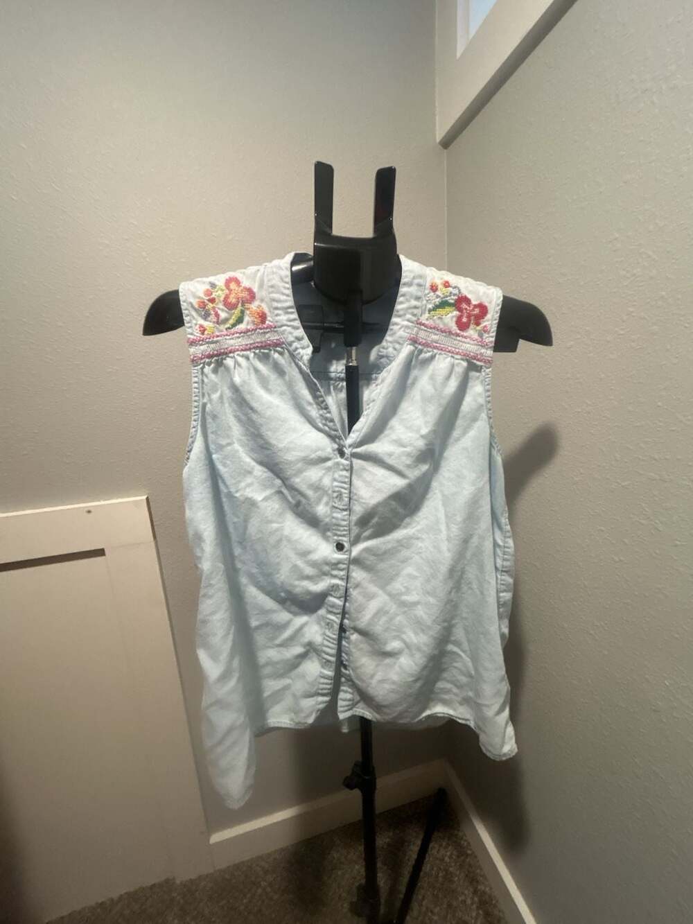 Style & Co Embroidered Chambray Shirt Size M Light Blue Sleeveless